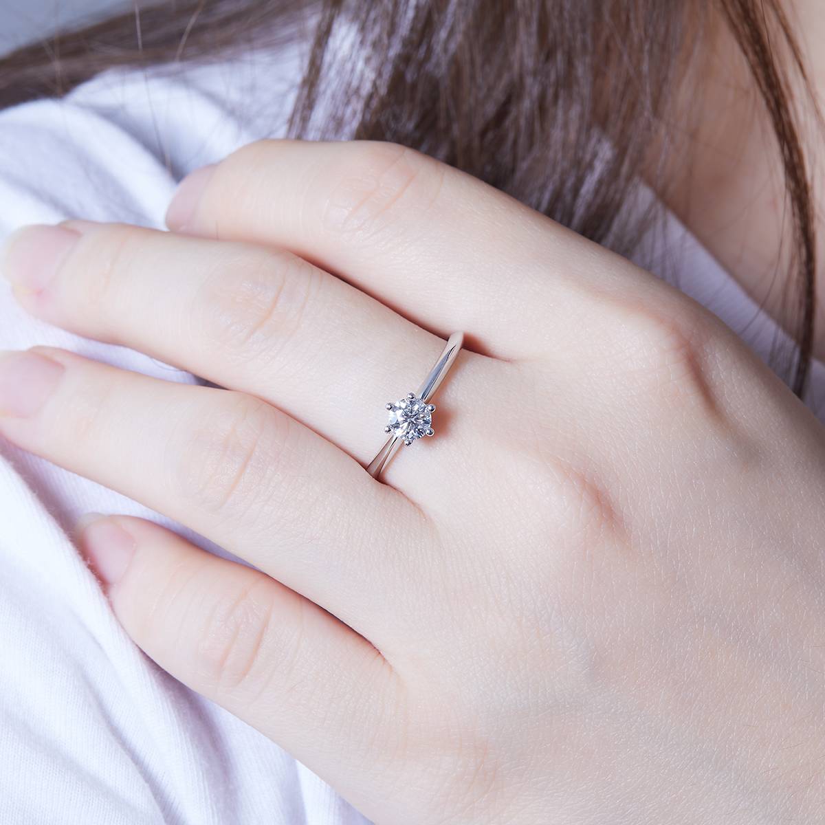 直臂经典T家六爪S925银镀白金莫桑钻女戒50分D级